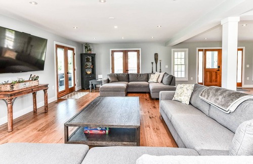 Paeonian Springs Haus | Trinity Farm Estate: Private Lake Retreat in the Heart of Loudoun County