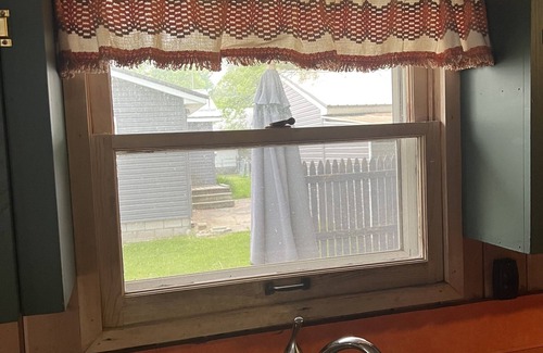 Hale Hütte | Private Lakefront Cabin with a Retro Vibe