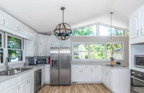 Monticello Haus | Private Lakefront Escape