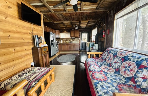 Arkdale Kabine | Private Lake in der Nähe von Castle Rock, WI Dells, ATV, Fisch, Golf, Wandern, Schwimmen, Haustiere