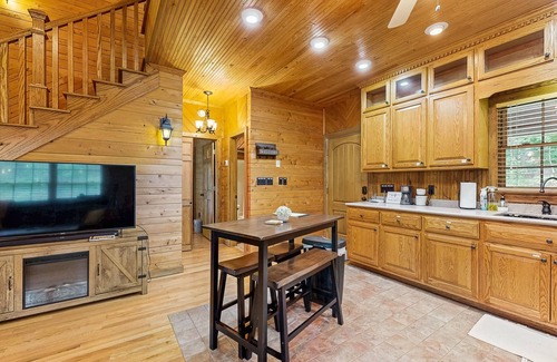 Wise Kabine | Private lakefront hideaway with dock, swing bench, remote work desk, & AC