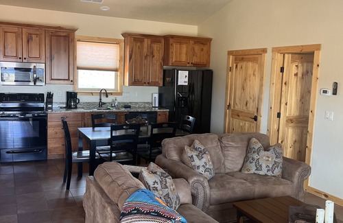 Kanab Kabine | Die Sunset Cabin - 2 Schlafzimmer, 2 Badezimmer, voll ausgestattete Küche, Living & W / D. Schlaf 6,