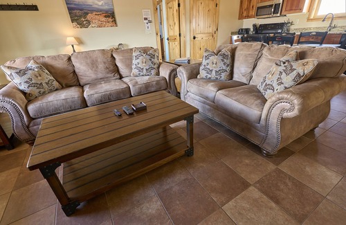 Kanab Kabine | Die Sunset Cabin - 2 Schlafzimmer, 2 Badezimmer, voll ausgestattete Küche, Living & W / D. Schlaf 6,