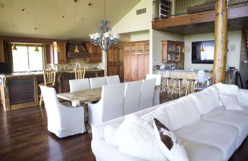 Lakeside Haus | Private Luxury on 8acers with Amazing views and Spacious Accommodations