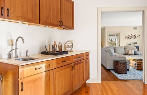 West Mystic Haus | Private Luxury Retreat <1 Mile to Downtown - Near Seaport & Aquarium - 5000sqft