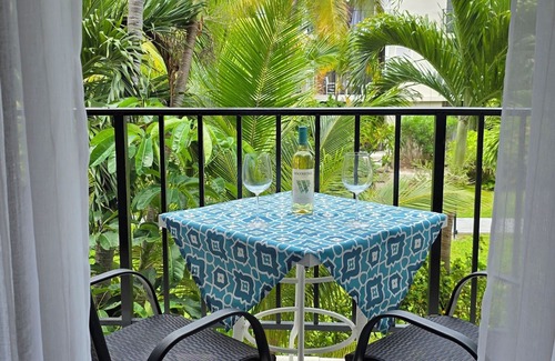Williams Town Eigentumswohnung | Private Modern Beachfront Condo in the Bahamas
