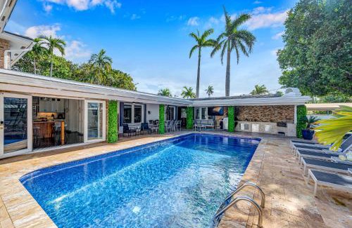 Harbor Beach Haus | Private neighborhood Heated Pool Lush Surroundings Harbor Key RESlDENCES