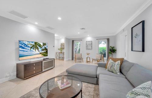 Harbor Beach Haus | Private neighborhood Heated Pool Lush Surroundings Harbor Key RESlDENCES