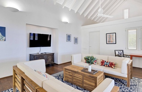 Sabadeco Haus | Private Oceanfront Sanctuary- serene house on large garden lot, 10 mins to town
