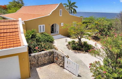 Sabadeco Haus | Private Oceanfront Sanctuary- serene house on large garden lot, 10 mins to town