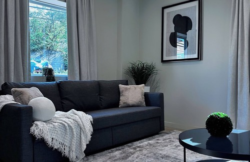 East Allegheny Wohnung | Private Parking 2 BEDS Urban Serenity