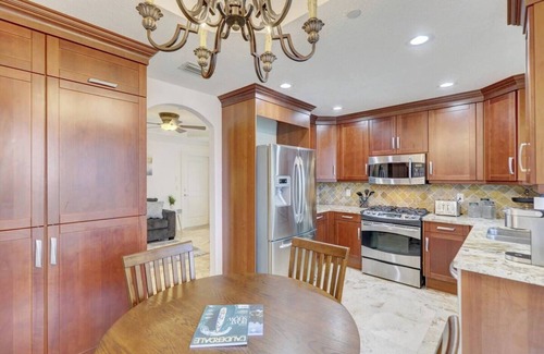 Colee Hammock Haus | Private Patio ~ Cali King Bed ~ Grill ~ Smart TVs