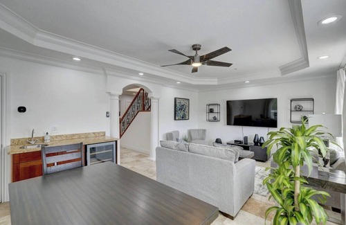 Colee Hammock Haus | Private Patio ~ Cali King Bed ~ Grill ~ Smart TVs