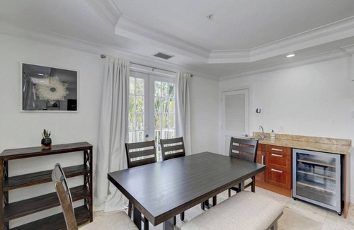 Colee Hammock Haus | Private Patio ~ Cali King Bed ~ Grill ~ Smart TVs