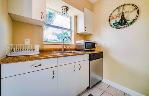 Lake Ridge Wohnung | # 1: Sunny & Quiet 1BR mit eigenem Patio. Küche zum Kochen ausgestattet.