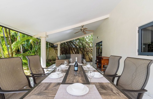 Koyari Haus | Private Pool * BBQ * 1 mi to Palm Beach!