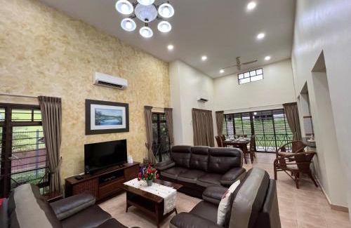 Alor Gajah Villa | Private Pool Villa 931 - Fong Homestay