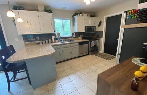 Highland Heights Haus | Private Ranch That Backs Up to Woods Near Downtown