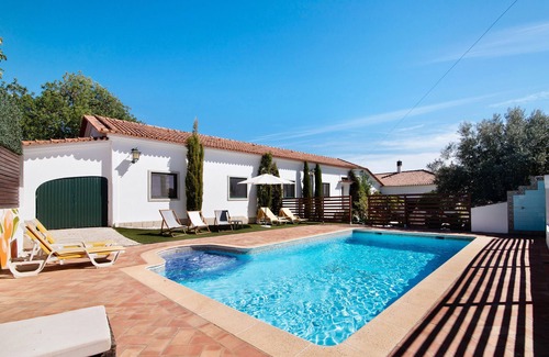 Sao Bras de Alportel Wohnung | Private Refuge in a Quiet Area with Shared Pool