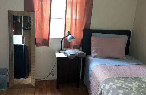 Boulevard Heights Haus | Private room for rent