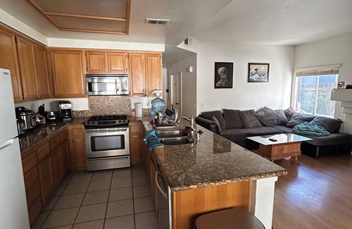 Moreno Valley Haus | Private Room in Comfortable Home for Students or Young Professionals