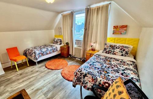 Rainier Valley Haus | Private room with two twin beds air conditioning and shared bathrooms located near SeaTac Airport and Downtown Seattle