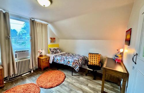 Rainier Valley Haus | Private room with two twin beds air conditioning and shared bathrooms located near SeaTac Airport and Downtown Seattle