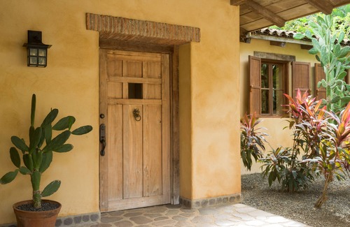 Playa Langosta Haus | Abgeschiedenes Tamarindo Beach House - direkter Zugang zum Strand. Perfekt für Familien