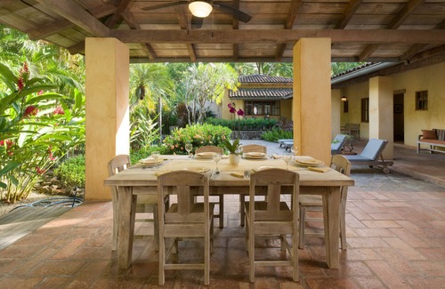 Playa Langosta Haus | Abgeschiedenes Tamarindo Beach House - direkter Zugang zum Strand. Perfekt für Familien