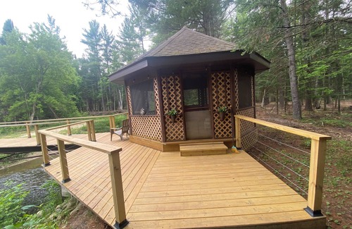 West Branch Kabine | Private setting in the woods on the Rifle River. 8 mi from Dream &Nightmare