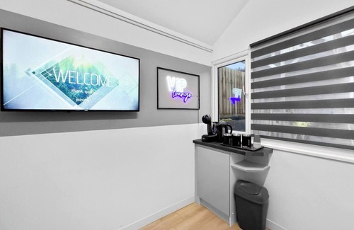 Maerdy Wohnung | Private Spa Apartment in Maerdy – Hot Tub, Sauna & Lounge Escape