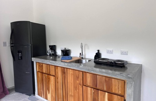 Javilla Wohnung | Private Studio, 90 seconds to the beach, with AC, WiFi, & Pool