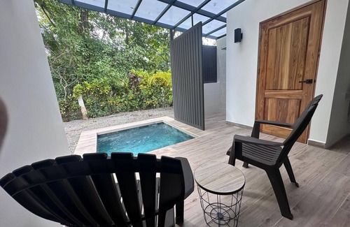 Javilla Wohnung | Private Studio, 90 seconds to the beach, with AC, WiFi, & Pool