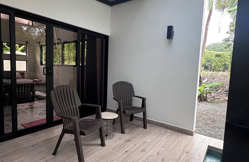 Javilla Wohnung | Private Studio, 90 seconds to the beach, with AC, WiFi, & Pool