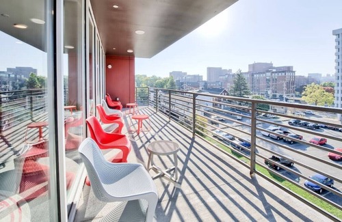 University District Haus | ✨Private Studio with Laundry Room⏺️Parking🚗Fitness Gym💪| Extended Stay Ready✨