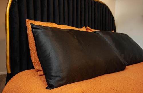 Lee's Summit Haus | Private Suite Near It All - Prime Location