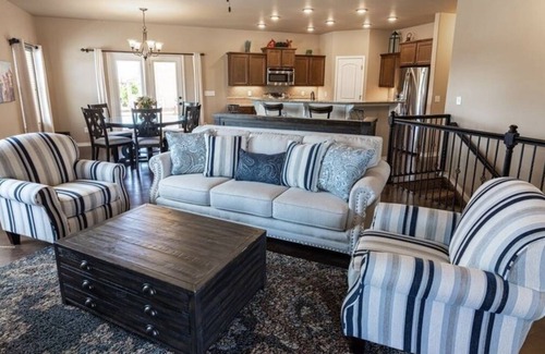 Peyton Haus | Private Swimming Pool and Hot Tub