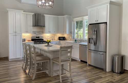 Palm Beach Haus | Private Tropical Paradise with ensuite King bedrooms- walk to Palm Beach
