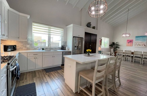 Palm Beach Haus | Private Tropical Paradise with ensuite King bedrooms- walk to Palm Beach