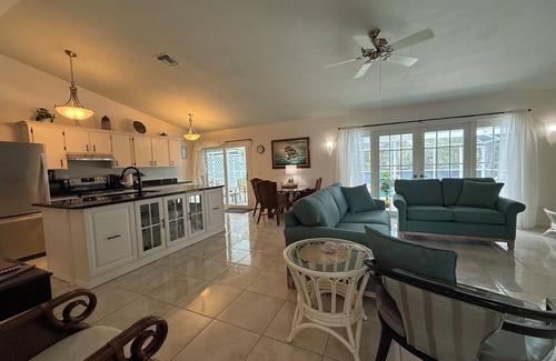 Sebastian Highlands Haus | Private, Tropical, Treasure Coast Retreat close to Riverfront and to the beach!