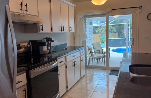 Sebastian Highlands Haus | Private, Tropical, Treasure Coast Retreat close to Riverfront and to the beach!