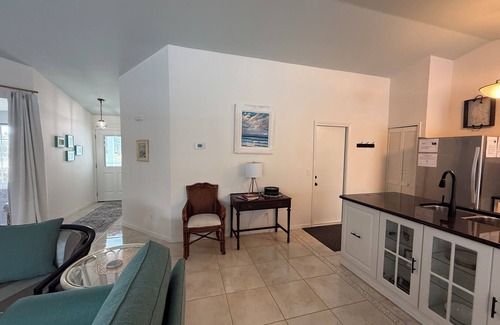 Sebastian Highlands Haus | Private, Tropical, Treasure Coast Retreat close to Riverfront and to the beach!