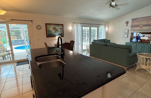 Sebastian Highlands Haus | Private, Tropical, Treasure Coast Retreat close to Riverfront and to the beach!