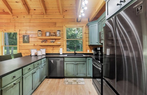 Logan Kabine | Private & Wooded Cabin with Eat-In Kitchen, Hot Tub, Fire Pit & Game Room