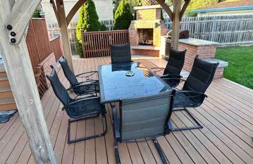 Westchester Haus | PROMO 10% WEEKLY AND 15% MONTHLY! Jacuzzi, King Beds, Easy Access to DT Chicago!