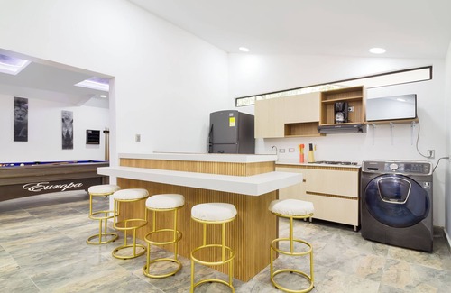 Las Lomas I Wohnung | Provenza Apartment 5-bedroom apartment with Jacuzzi!, AC in all bedrooms