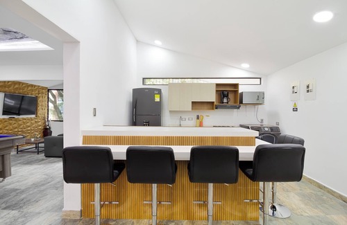 Las Lomas I Wohnung | Provenza Apartment 5-bedroom apartment with Jacuzzi!, AC in all bedrooms