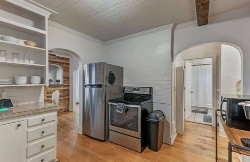 Provo Haus | Provo Airport, Two Units, Pickleball Close By!