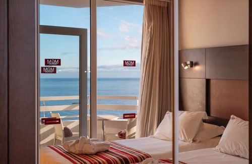 Sao Martinho Hotel | Proximity At Its Best! Swimming Pool, Parking, Sea View, and Kitchenette