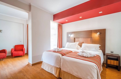 Sao Martinho Hotel | Proximity At Its Best! Swimming Pool, Parking, Sea View, and Kitchenette